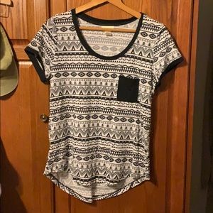 Scoop neck pocket tee